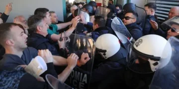 Ο γιατρός που συνελήφθη για τα επεισόδια στο Γενικό Κρατικό Νοσοκομείο Νίκαιας καταγγέλλει τον Γεωργιάδη για “χυδαία συκοφαντία”