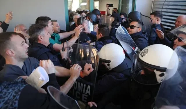 Ο γιατρός που συνελήφθη για τα επεισόδια στο Γενικό Κρατικό Νοσοκομείο Νίκαιας καταγγέλλει τον Γεωργιάδη για “χυδαία συκοφαντία”