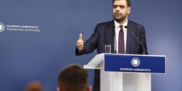 Ενόχληση και αιχμηρή απάντηση Μαρινάκη στις δηλώσεις Δένδια: «Δεν θυμάμαι άλλη κυβέρνηση ΝΔ να είναι πιο πιστή στο DNA της παράταξης»