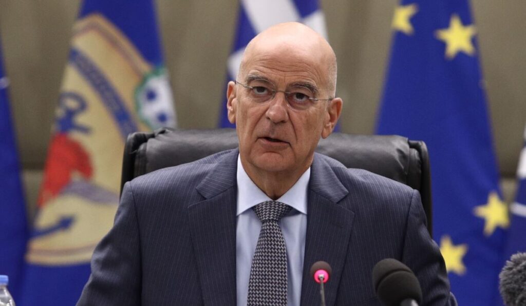 Συνεχίζει "με το γάντι" το αντάρτικο ο Ν. Δένδιας