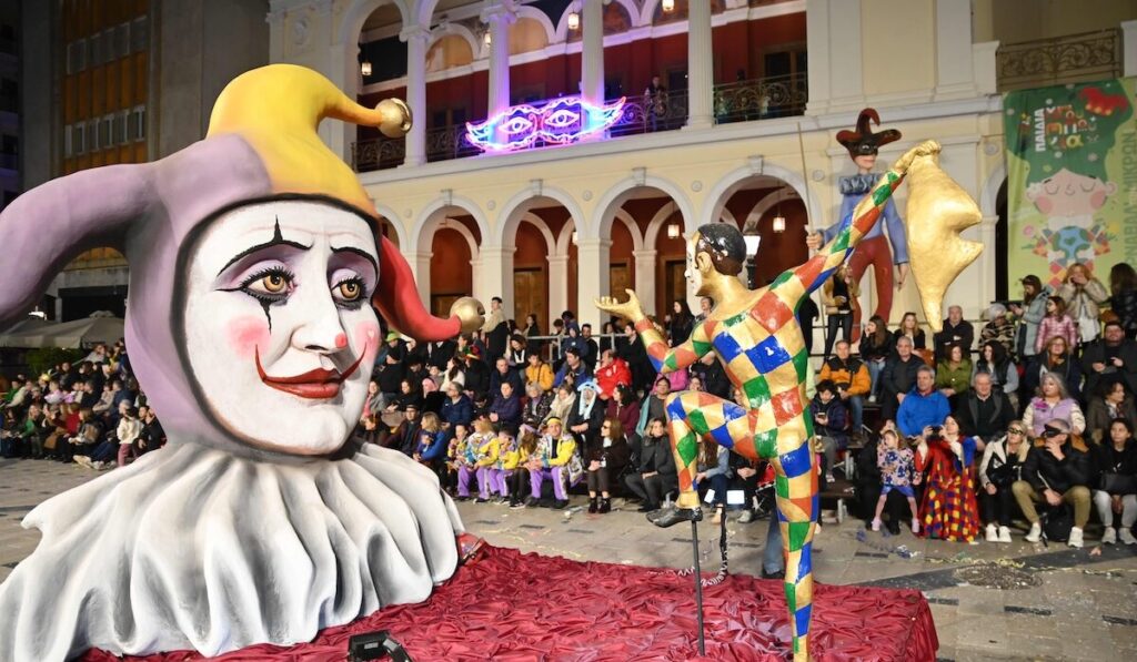 Κορυφώνεται το καρναβάλι στην Πάτρα: 50.000 καρναβαλιστές στη νυχτερινή παρέλαση