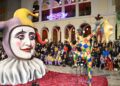 Κορυφώνεται το καρναβάλι στην Πάτρα: 50.000 καρναβαλιστές στη νυχτερινή παρέλαση