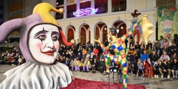 Κορυφώνεται το καρναβάλι στην Πάτρα: 50.000 καρναβαλιστές στη νυχτερινή παρέλαση
