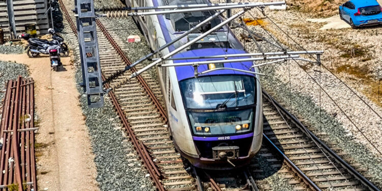 Πάτρα: Σύγκρουση ΙΧ με τρένο του προαστιακού – Ταλαιπωρία από καθυστερήσεις στα δρομολόγια