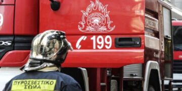 Φωτιά στο Μενίδι – Μεγάλες ζημιές σε διαμέρισμα και σε ΙΧ