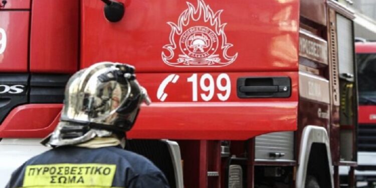 Φωτιά στο Μενίδι – Μεγάλες ζημιές σε διαμέρισμα και σε ΙΧ