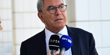 Ο Β. Καπερνάρος καταγγέλλει βανδαλισμό στο γραφείο του