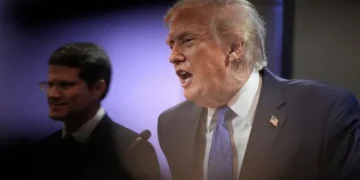 Οργή Τραμπ κατά του Ανωτάτου Δικαστηρίου: “Γελοία και ηλίθια” η απόφαση για τους δασμούς