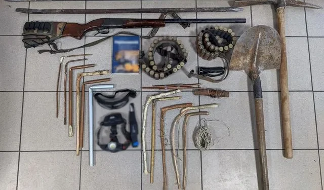 Συνελήφθησαν σε τρία άτομα στη Θεσσαλονίκη που έκαναν συστηματικά παράνομες αρχαιολογικές έρευνες και λαθρανασκαφές