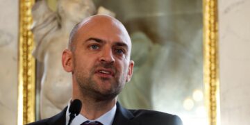 Η Γαλλία απαγόρευσε στον Αμερικανό πρέσβη την πρόσβαση στα μέλη της κυβέρνησης