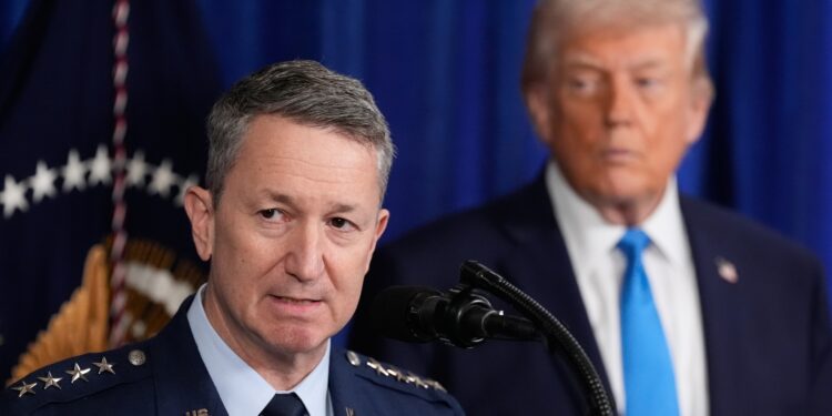 Axios: Ο πρόεδρος του Μικτού Επιτελείου Ενόπλων Δυνάμεων των ΗΠΑ, στρατηγός Νταν Κέιν, «βλέπει» σημαντικούς κινδύνους σε περίπτωση αμερικανικής επίθεσης στο Ιράν