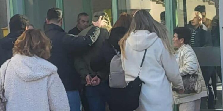 Αίγιο: Εξοργισμένοι γονείς προσπάθησαν να λιντσάρουν τον 46χρονο που πυροβόλησε παιδιά