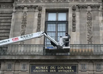 Γαλλία: Παραιτήθηκε η διευθύντρια του Λούβρου, Λοράνς ντε Καρ, 4 μήνες μετά τη “διάρρηξη του αιώνα”