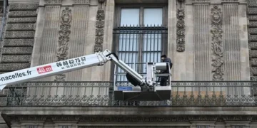 Γαλλία: Παραιτήθηκε η διευθύντρια του Λούβρου, Λοράνς ντε Καρ, 4 μήνες μετά τη “διάρρηξη του αιώνα”