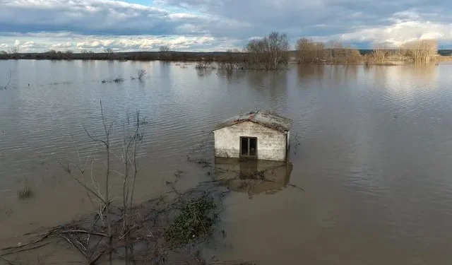 Εικόνες καταστροφής στον Έβρο: Πλημμύρισαν τεράστιες εκτάσεις γης – Στα 7 μέτρα η στάθμη του νερού