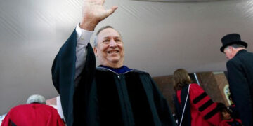 Ο πρώην υπουργός Οικονομικών των ΗΠΑ Λάρι Σάμερς παραιτήθηκε τη θέση του καθηγητή στο Χάρβαρντ, λόγω της σχέσης του με τον Έπσταϊν