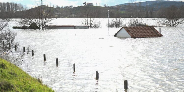 «Κόκκινος» συναγερμός στον Έβρο – «Μάχη» για να μην καταρρεύσει το ανάχωμα στο Τυχερό