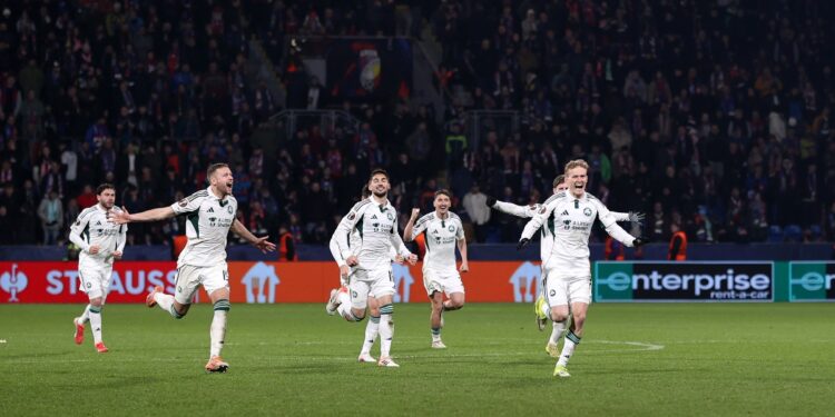 Ο Παναθηναϊκός πήρε την πρόκριση στα πέναλτι (4-3, 1-1 κ.δ.) επί της Βικτόρια Πλζεν