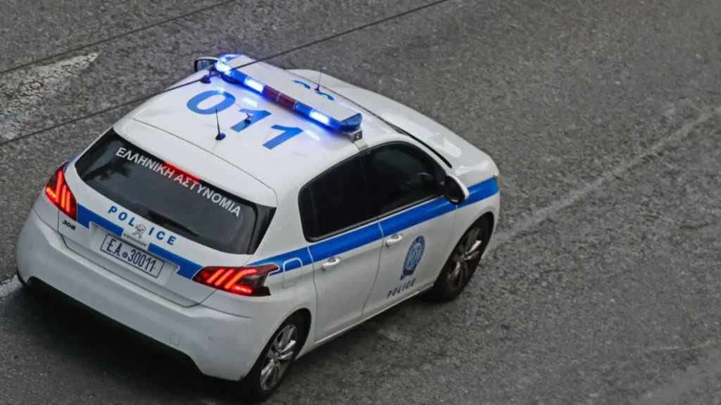 Φλώρινα: Άγριο επεισόδιο με επίθεση Ρομά σε αστυνομικούς - Πήγαν να τους πατήσουν με αυτοκίνητο, τραυματίστηκε ανθυπαστυνόμος