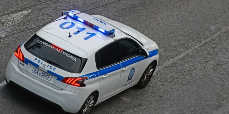 Φλώρινα: Άγριο επεισόδιο με επίθεση Ρομά σε αστυνομικούς - Πήγαν να τους πατήσουν με αυτοκίνητο, τραυματίστηκε ανθυπαστυνόμος