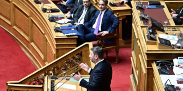 Κόντρα Μητσοτάκη – Ανδρουλάκη στη Βουλή για τις υποκλοπές