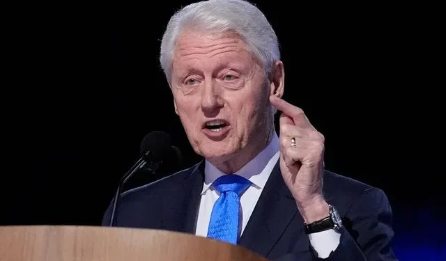 Ο Μπιλ Κλίντον στην κατάθεσή του ισχυρίζεται ότι δεν είχε ιδέα για τα εγκλήματα του Έπσταϊν