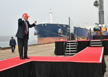 Ντόναλντ Τραμπ για το Ιράν: Επίκειται «μεγάλη απόφαση» – Αποχωρήσεις από πολλές ξένες πρεσβείες και διακοπή πτήσεων