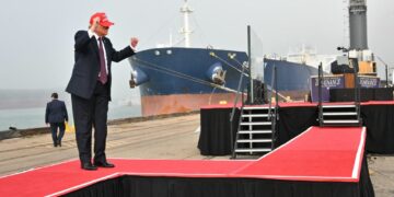 Ντόναλντ Τραμπ για το Ιράν: Επίκειται «μεγάλη απόφαση» – Αποχωρήσεις από πολλές ξένες πρεσβείες και διακοπή πτήσεων