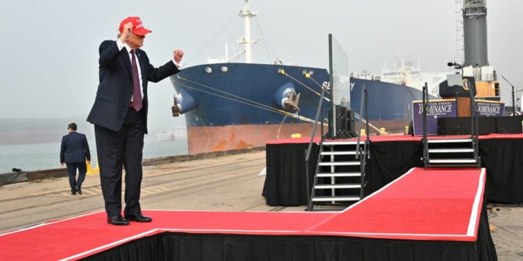 Ντόναλντ Τραμπ για το Ιράν: Επίκειται «μεγάλη απόφαση» – Αποχωρήσεις από πολλές ξένες πρεσβείες και διακοπή πτήσεων