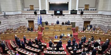 Σφοδρή πολιτική σύγκρουση στη Βουλή για τα Τέμπη