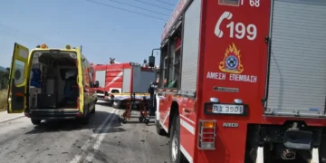 Αυτοκίνητο τυλίχτηκε στις φλόγες εν κινήσει στην Εθνική Οδό Αθηνών – Λαμίας