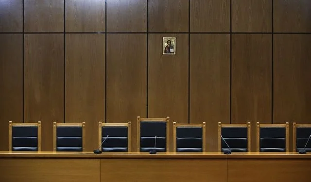 Διεκόπη η δίκη των ελεγκτών της Αρχής Διαφάνειας για τη σύμβαση 717 για τα Τέμπη– Δεν παρέστη το Δημόσιο