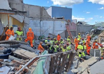 Οκτώ άνθρωποι έχασαν τη ζωή τους χθες Πέμπτη όταν οίκος ευγηρίας κατέρρευσε στην Μπέλου Οριζόντσι, στη νοτιοανατολική Βραζιλία, όπου πυροσβέστες συνεχίζουν επιχείρηση έρευνας και διάσωσης για να εντοπιστούν τέσσερις αγνοούμενοι, κατά τον πιο πρόσφατο επίσημο απολογισμό της καταστροφής. Τη στιγμή της κατάρρευσης, τα ξημερώματα (τοπική ώρα), στο τετραώροφο κτίριο βρίσκονταν 29 άνθρωποι. Εκτός από τον οίκο ευγηρίας, λειτουργούσε επίσης εκεί κλινική αισθητικής, ανέφερε το πυροσβεστικό σώμα της πολιτείας Μίνας Ζεράις. Το πυροσβεστικό σώμα ανέφερε πως συνέχιζε τις έρευνες για να βρει τέσσερις αγνοούμενους θαμμένους στα συντρίμμια του κτηρίου. Οπτικό υλικό που δημοσιοποιήθηκε από την πυροσβεστική εικονίζει το κτίριο να έχει μετατραπεί σε σωρό από συντρίμμια και διασώστες να βγάζουν άνθρωπο ζωντανό και να τον τοποθετούν σε φορείο, υπό τις επευφημίες κατοίκων της περιοχής. Μέχρι στιγμής άλλα οκτώ θύματα διασώθηκαν και διακομίστηκαν σε νοσοκομεία της περιοχής, ανάμεσά τους παιδί δυο ετών, που ανασύρθηκε έχοντας τις αισθήσεις του και βρίσκεται σε σταθερή κατάσταση, διευκρίνισαν οι υπηρεσίες άμεσης βοήθειας. Ακόμη εννιά άνθρωποι μπόρεσαν να βγουν από τα συντρίμμια με τη βοήθεια περιοίκων· επρόκειτο για δυο μέλη του προσωπικού και επτά ηλικιωμένους που βρίσκονταν σε τμήμα που δεν κατέρρευσε. Για τα αίτια της κατάρρευσης διενεργείται έρευνα. Ο εκπρόσωπος της πυροσβεστικής Ενχίκε Μπαρσέλους είπε σε δημοσιογράφους πως το κτίριο διέθετε όλες τις απαιτούμενες άδειες.