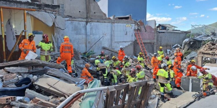 Οκτώ άνθρωποι έχασαν τη ζωή τους χθες Πέμπτη όταν οίκος ευγηρίας κατέρρευσε στην Μπέλου Οριζόντσι, στη νοτιοανατολική Βραζιλία, όπου πυροσβέστες συνεχίζουν επιχείρηση έρευνας και διάσωσης για να εντοπιστούν τέσσερις αγνοούμενοι, κατά τον πιο πρόσφατο επίσημο απολογισμό της καταστροφής. Τη στιγμή της κατάρρευσης, τα ξημερώματα (τοπική ώρα), στο τετραώροφο κτίριο βρίσκονταν 29 άνθρωποι. Εκτός από τον οίκο ευγηρίας, λειτουργούσε επίσης εκεί κλινική αισθητικής, ανέφερε το πυροσβεστικό σώμα της πολιτείας Μίνας Ζεράις. Το πυροσβεστικό σώμα ανέφερε πως συνέχιζε τις έρευνες για να βρει τέσσερις αγνοούμενους θαμμένους στα συντρίμμια του κτηρίου. Οπτικό υλικό που δημοσιοποιήθηκε από την πυροσβεστική εικονίζει το κτίριο να έχει μετατραπεί σε σωρό από συντρίμμια και διασώστες να βγάζουν άνθρωπο ζωντανό και να τον τοποθετούν σε φορείο, υπό τις επευφημίες κατοίκων της περιοχής. Μέχρι στιγμής άλλα οκτώ θύματα διασώθηκαν και διακομίστηκαν σε νοσοκομεία της περιοχής, ανάμεσά τους παιδί δυο ετών, που ανασύρθηκε έχοντας τις αισθήσεις του και βρίσκεται σε σταθερή κατάσταση, διευκρίνισαν οι υπηρεσίες άμεσης βοήθειας. Ακόμη εννιά άνθρωποι μπόρεσαν να βγουν από τα συντρίμμια με τη βοήθεια περιοίκων· επρόκειτο για δυο μέλη του προσωπικού και επτά ηλικιωμένους που βρίσκονταν σε τμήμα που δεν κατέρρευσε. Για τα αίτια της κατάρρευσης διενεργείται έρευνα. Ο εκπρόσωπος της πυροσβεστικής Ενχίκε Μπαρσέλους είπε σε δημοσιογράφους πως το κτίριο διέθετε όλες τις απαιτούμενες άδειες.