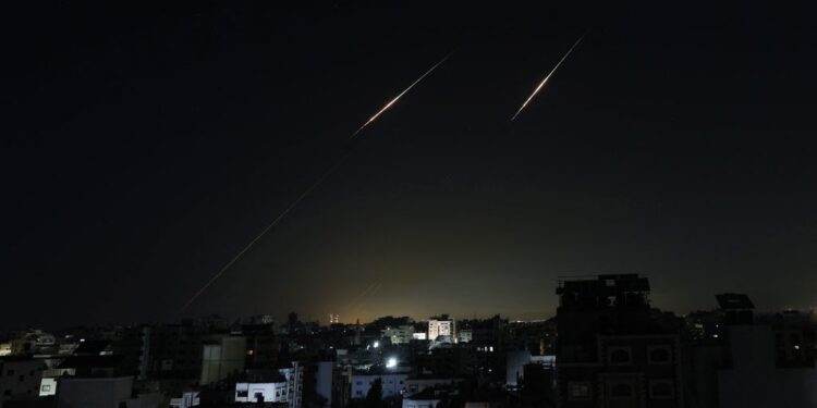 Το Ιράν ανακοίνωσε ότι εκτόξευσε πυραύλους κατά του Τελ Αβίβ