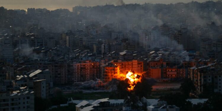 Σφοδροί ισραηλινοί βομβαρδισμοί στην Τεχεράνη και ιρανικά αντίποινα σε χώρες του Κόλπου