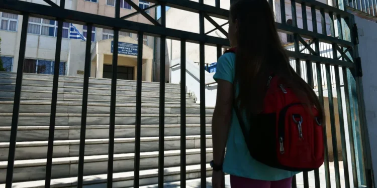 Θεσσαλονίκη: Άγνωστοι έριξαν μολότοφ μέσα σε προαύλιο σχολείου στην Ευκαρπία