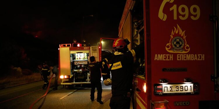Φωτιά σε διαμέρισμα στον Ταύρο – Στο νοσοκομείο 50χρονος