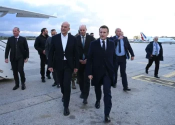 Ο Εμανουέλ Μακρόν στη Σούδα – Τον υποδέχθηκε ο Ν. Δένδιας