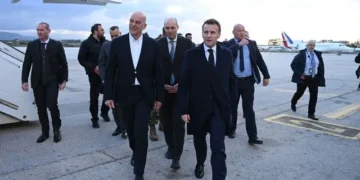 Ο Εμανουέλ Μακρόν στη Σούδα – Τον υποδέχθηκε ο Ν. Δένδιας