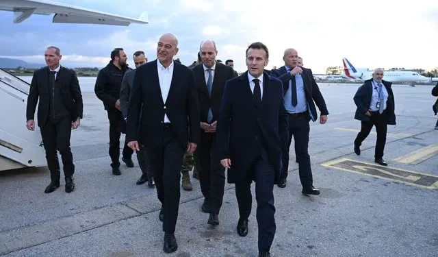 Ο Εμανουέλ Μακρόν στη Σούδα – Τον υποδέχθηκε ο Ν. Δένδιας