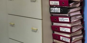 Πανικός στα γραφεία του ΕΦΚΑ στην Ομόνοια: 65χρονος εισέβαλε και απείλησε τους υπαλλήλους με στυλιάρι