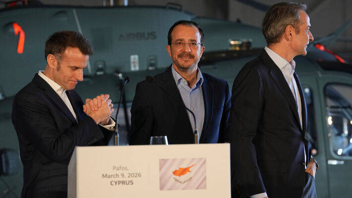 Ανακοίνωση ΚΚΕ: "Η συνάντηση Μακρόν-Μητσοτάκη-Χριστοδουλίδη σηματοδότησε την παραπέρα πολεμική εμπλοκή στο μακελειό του ιμπεριαλιστικού πολέμου"