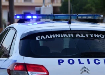 Θεσσαλονίκη: 80χρονος έπεσε με το αυτοκίνητο σε υποκατάστημα τράπεζας που έκανε κατάσχεση το σπίτι του