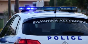 Θεσσαλονίκη: 80χρονος έπεσε με το αυτοκίνητο σε υποκατάστημα τράπεζας που έκανε κατάσχεση το σπίτι του