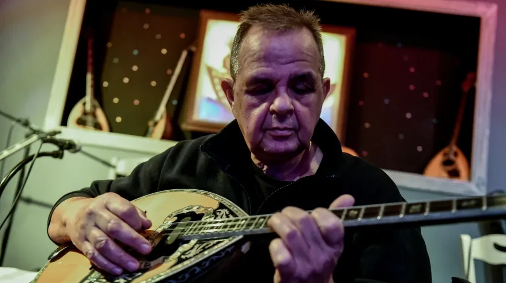 Ο συνθέτης Βαγγέλης Κορακάκης διαψεύδει κατηγορηματικά την ανακοίνωση του ΠΑΣΟΚ: «Είμαι από την Καισαριανή και είμαι ΚΚΕ»