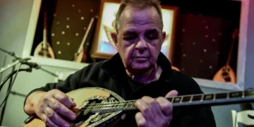 Ο συνθέτης Βαγγέλης Κορακάκης διαψεύδει κατηγορηματικά την ανακοίνωση του ΠΑΣΟΚ: «Είμαι από την Καισαριανή και είμαι ΚΚΕ»