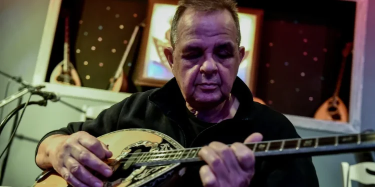 Ο συνθέτης Βαγγέλης Κορακάκης διαψεύδει κατηγορηματικά την ανακοίνωση του ΠΑΣΟΚ: «Είμαι από την Καισαριανή και είμαι ΚΚΕ»