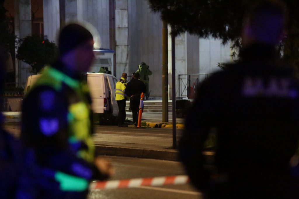 Στη φυλακή μετά την απολογία του ο 48χρονος Σουδανός για το περιστατικό με τις χειροβομβίδες έξω από την ΓΑΔΑ