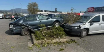 Ηλικιωμένος έπεσε με το αυτοκίνητό του πάνω σε οκτώ ΙΧ μέσα σε πάρκινγκ στη Θεσσαλονίκη και παρέσυρε δύο πεζούς - Μια γυναίκα στο νοσοκομείο